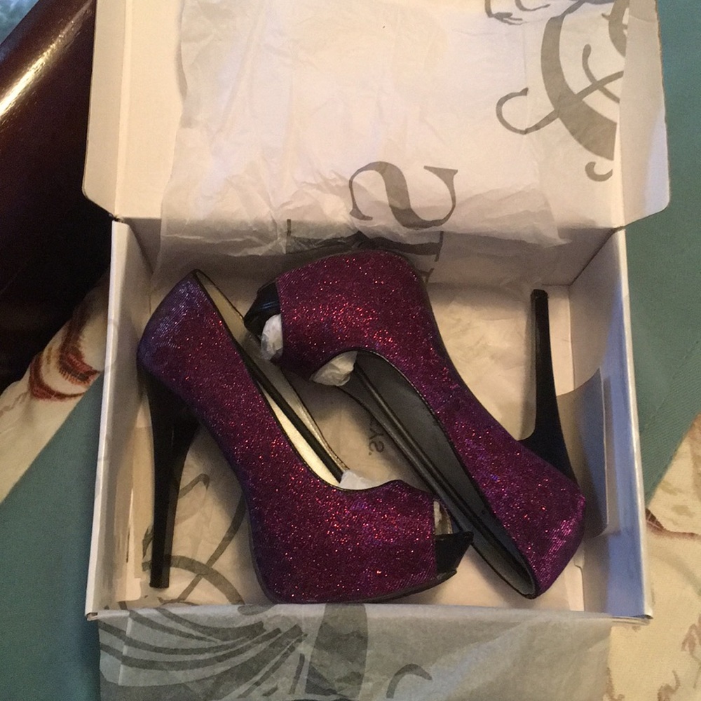 Purple sparkly pump